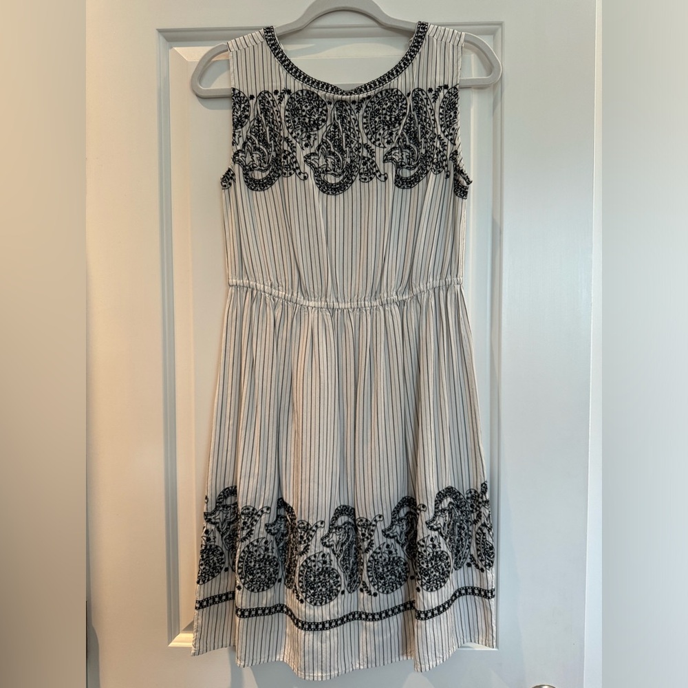 Women’s blank and white dress